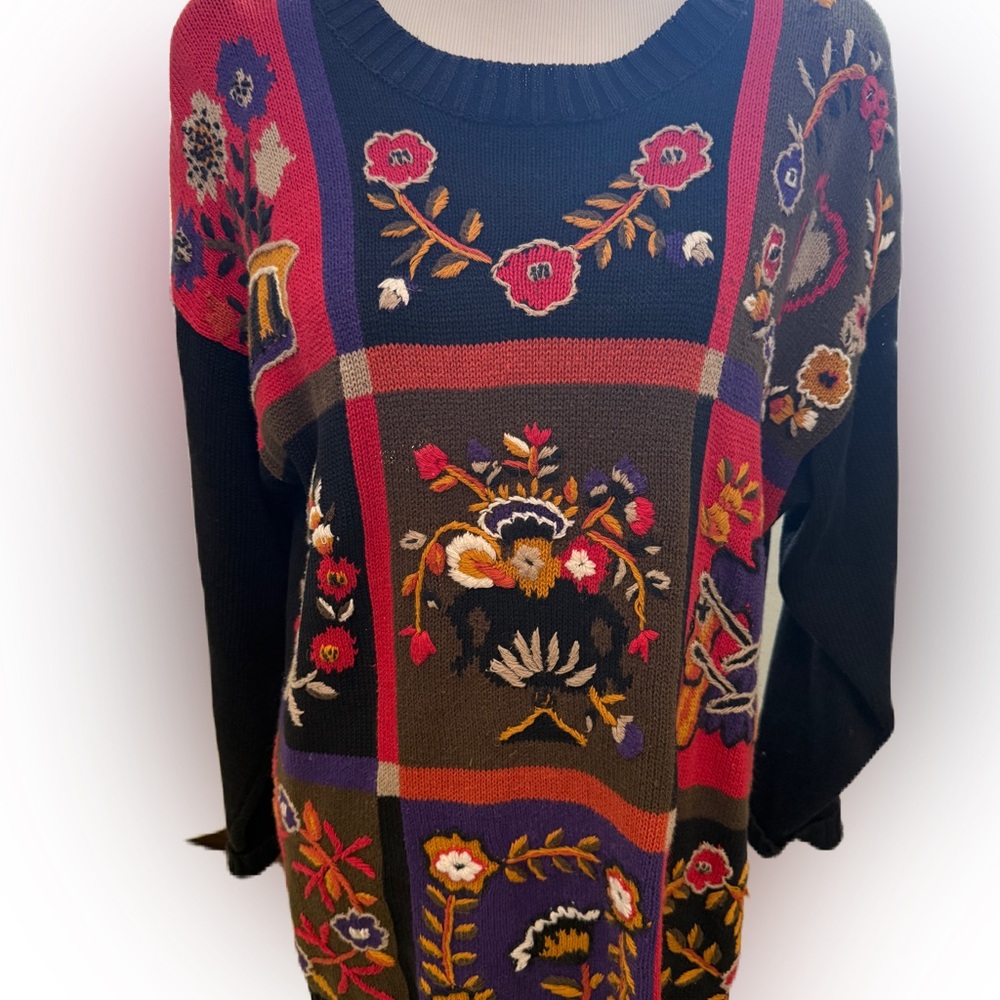 Vintage Chaus Sport Women’s Floral Embroidered Sweater. Size Small